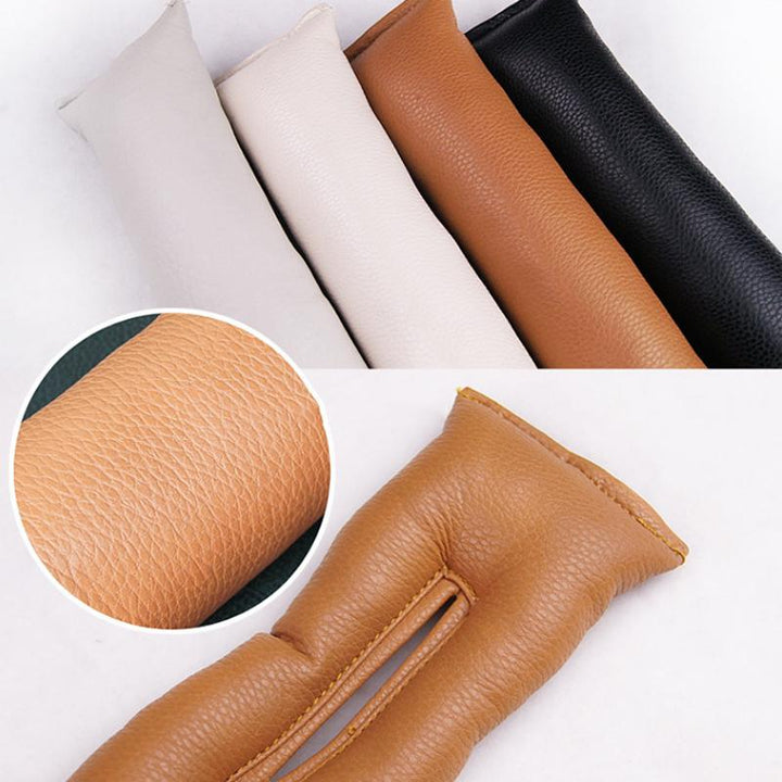 "Bilsäten mellanrumpluggar i svart PU-läder, elegant tätt designad, passar mellan bilsäte och konsol för säker förvaring."