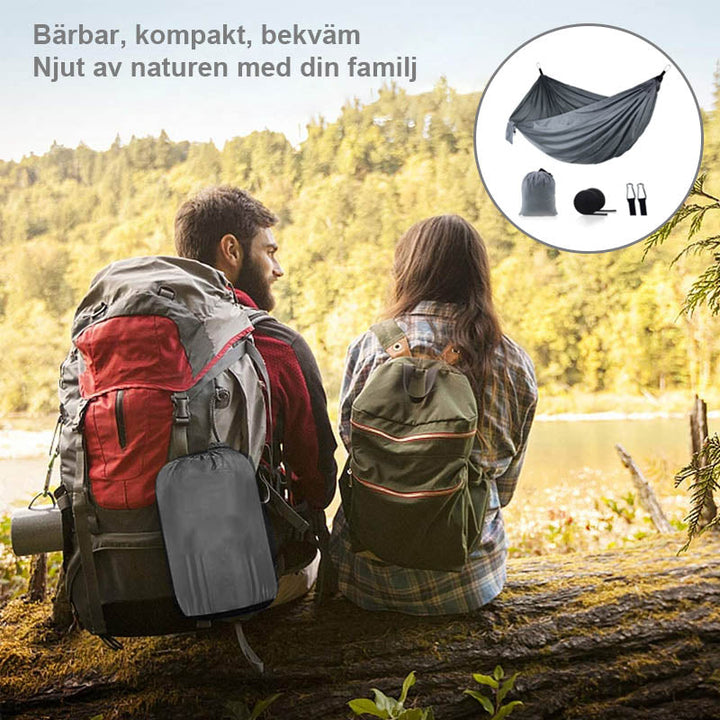 "Blå campinghängmatta för två personer i slitstark fallskärmsnylon, perfekt för utomhusäventyr och trädgårdsavkoppling."