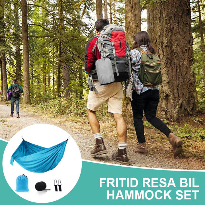 "Blå campinghängmatta för två personer i slitstark fallskärmsnylon, perfekt för utomhusäventyr och trädgårdsavkoppling."
