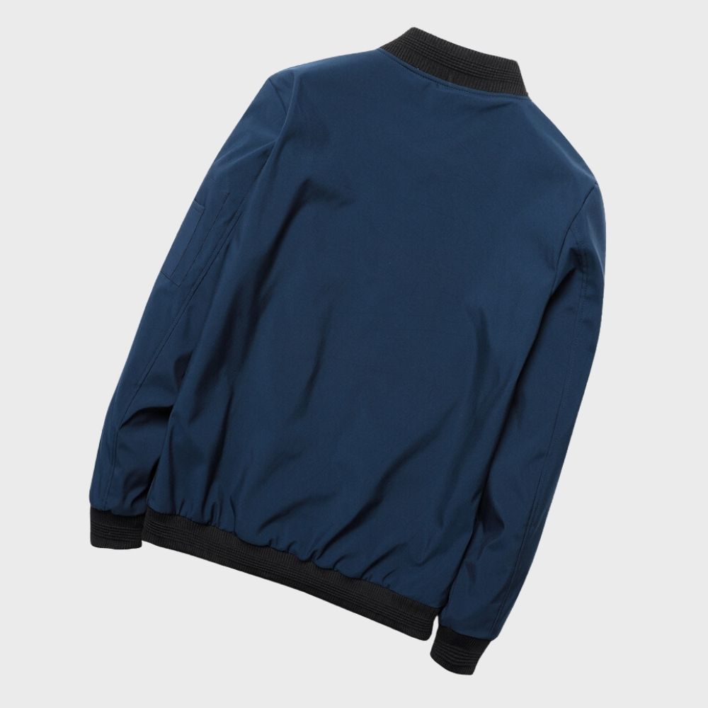 "Blå herr bomberjacka lättvikt slim fit, stilfull och funktionell för män, perfekt för avslappnade tillfällen."