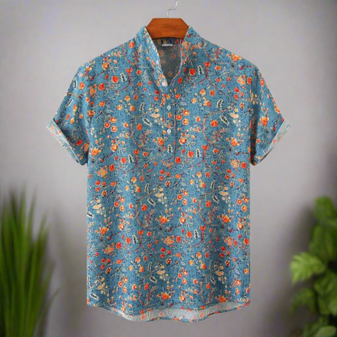 "Blå kortärmad herrskjorta med blommig design och modern mandarin krage, perfekt för casual vår- och sommarliv."