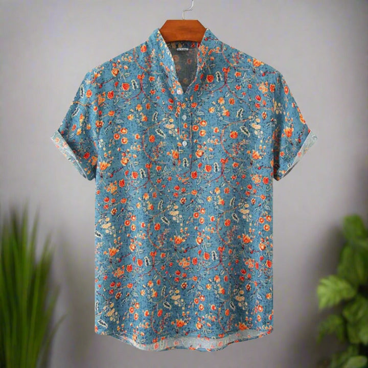 "Blå kortärmad herrskjorta med blommig design och modern mandarin krage, perfekt för casual vår- och sommarliv."