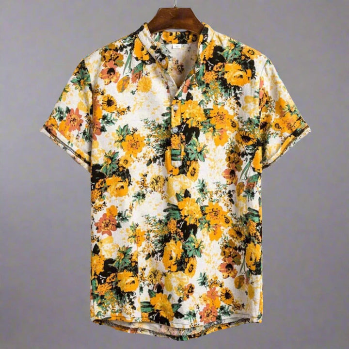 "Blå kortärmad herrskjorta med blommig design och modern mandarin krage, perfekt för casual vår- och sommarliv."