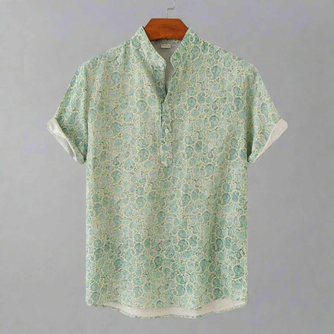 "Blå kortärmad herrskjorta med blommig design och modern mandarin krage, perfekt för casual vår- och sommarliv."