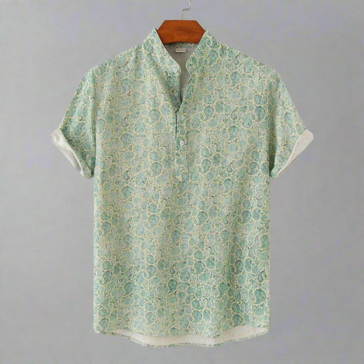 "Blå kortärmad herrskjorta med blommig design och modern mandarin krage, perfekt för casual vår- och sommarliv."