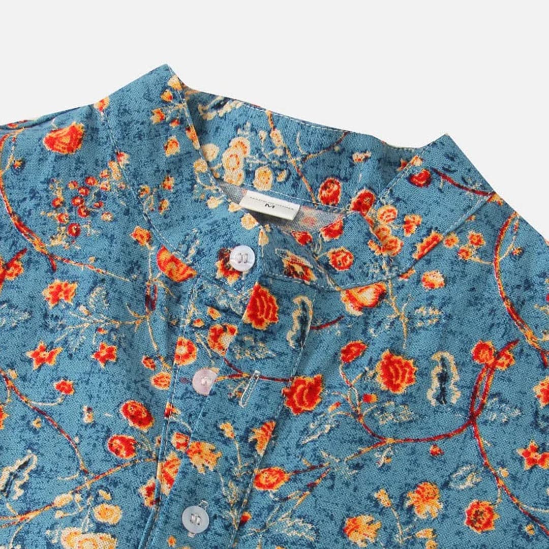 "Blå kortärmad herrskjorta med blommig design och modern mandarin krage, perfekt för casual vår- och sommarliv."