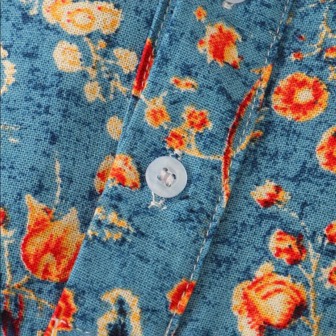 "Blå kortärmad herrskjorta med blommig design och modern mandarin krage, perfekt för casual vår- och sommarliv."