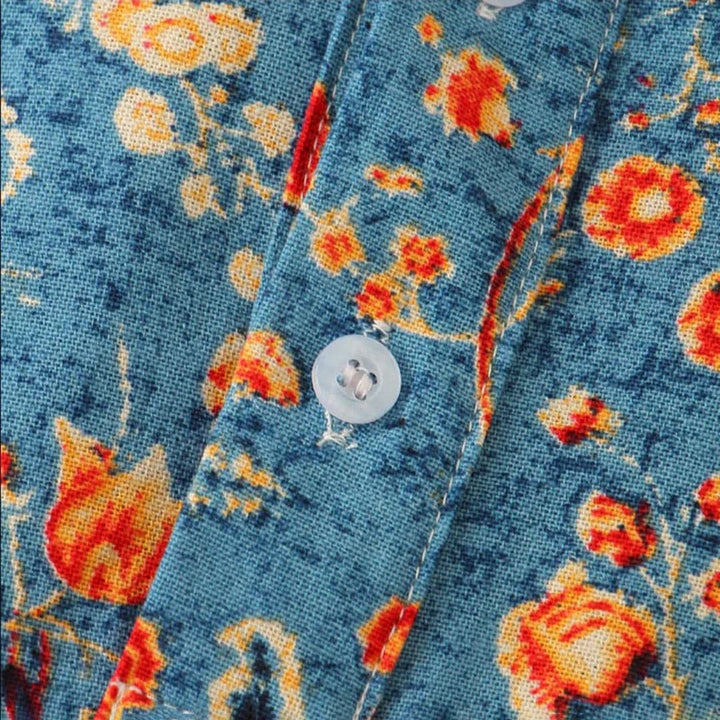 "Blå kortärmad herrskjorta med blommig design och modern mandarin krage, perfekt för casual vår- och sommarliv."
