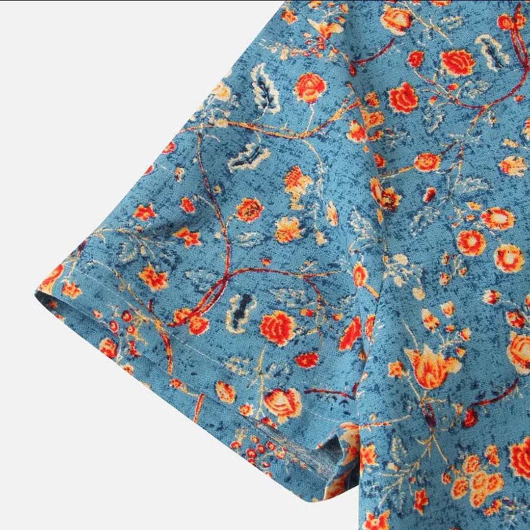 "Blå kortärmad herrskjorta med blommig design och modern mandarin krage, perfekt för casual vår- och sommarliv."