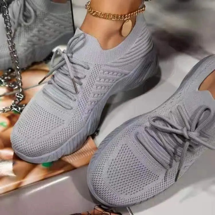 "Blå ortopediska sneakers för dam med andningsbar mesh och halkfri sula för komfort och stil i varje steg."
