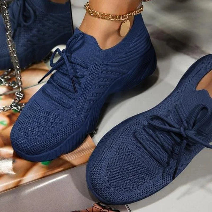 "Blå ortopediska sneakers för dam med andningsbar mesh och halkfri sula för komfort och stil i varje steg."