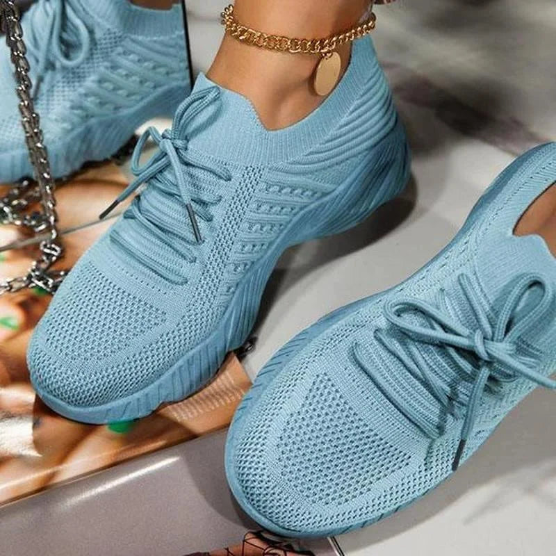 "Blå ortopediska sneakers för dam med andningsbar mesh och halkfri sula för komfort och stil i varje steg."