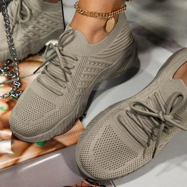 "Blå ortopediska sneakers för dam med andningsbar mesh och halkfri sula för komfort och stil i varje steg."