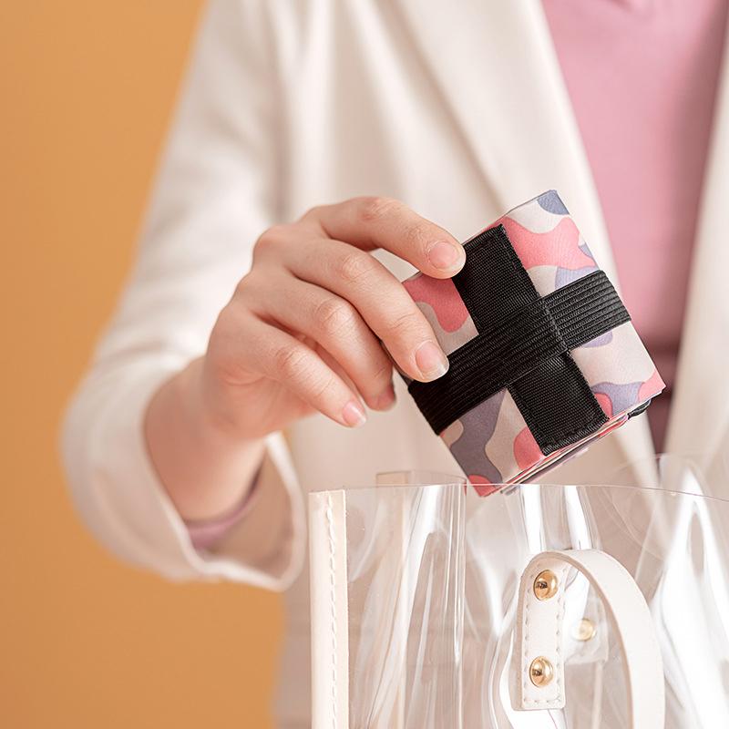 "Blå vikbar vattentät reseshoppingväska av nylon; lätt, rymlig och slitstark för dam och herr; perfekt för shopping."