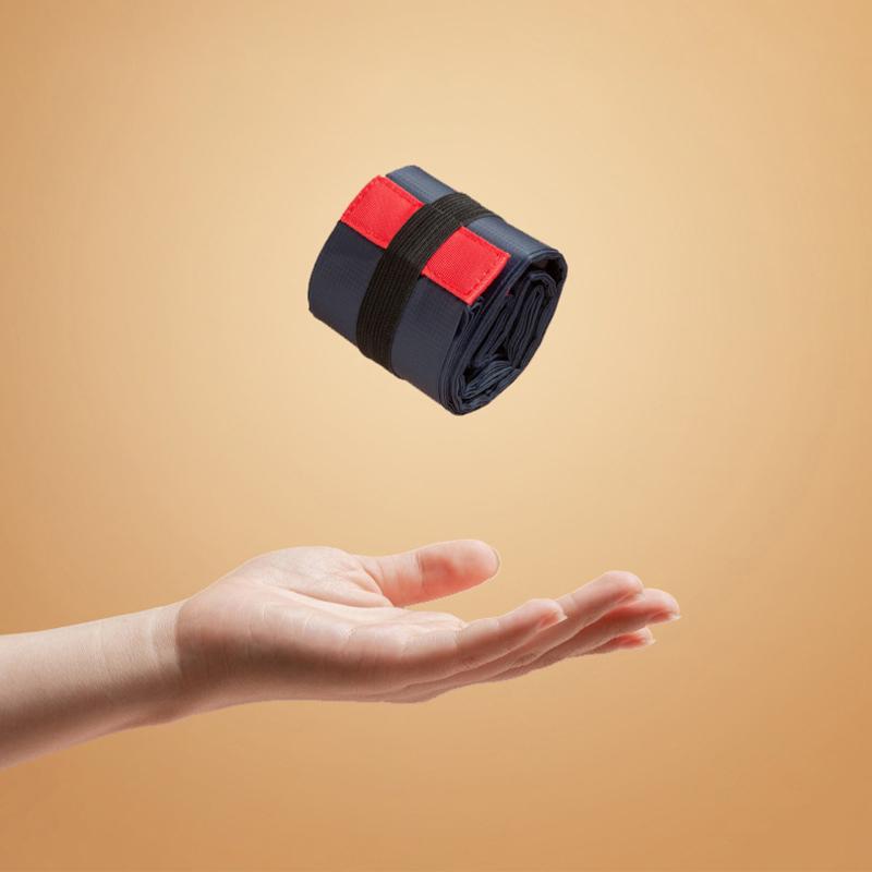 "Blå vikbar vattentät reseshoppingväska av nylon; lätt, rymlig och slitstark för dam och herr; perfekt för shopping."