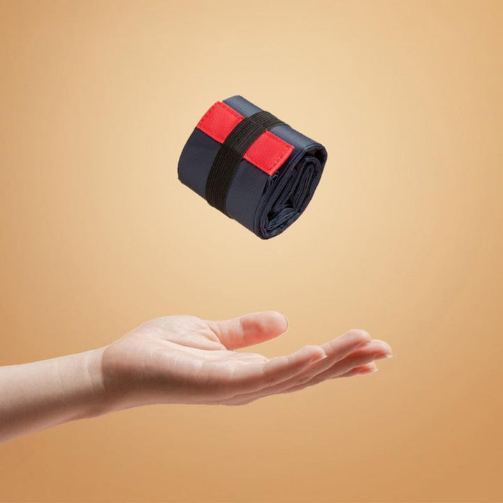 "Blå vikbar vattentät reseshoppingväska av nylon; lätt, rymlig och slitstark för dam och herr; perfekt för shopping."