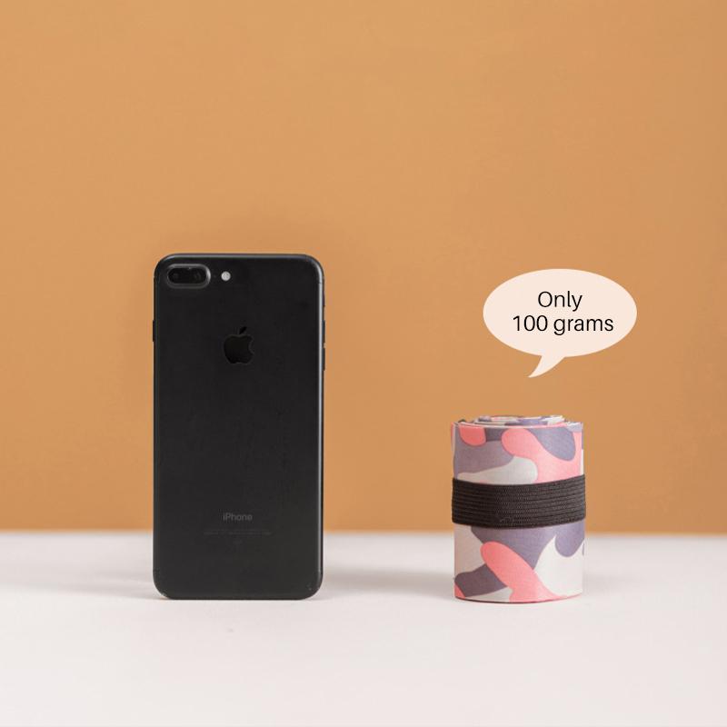 "Blå vikbar vattentät reseshoppingväska av nylon; lätt, rymlig och slitstark för dam och herr; perfekt för shopping."