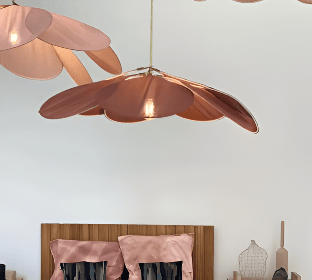 "Blomformad vintage taklampa i tyg med mjukt ljus, idealisk för elegant inredning. Finns i flera färger."