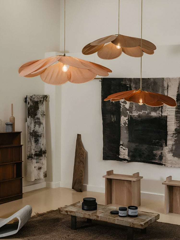 "Blomformad vintage taklampa i tyg med mjukt ljus, idealisk för elegant inredning. Finns i flera färger."