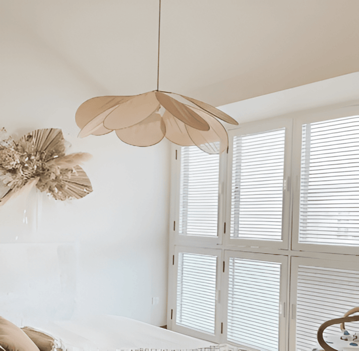 "Blomformad vintage taklampa i tyg med mjukt ljus, idealisk för elegant inredning. Finns i flera färger."