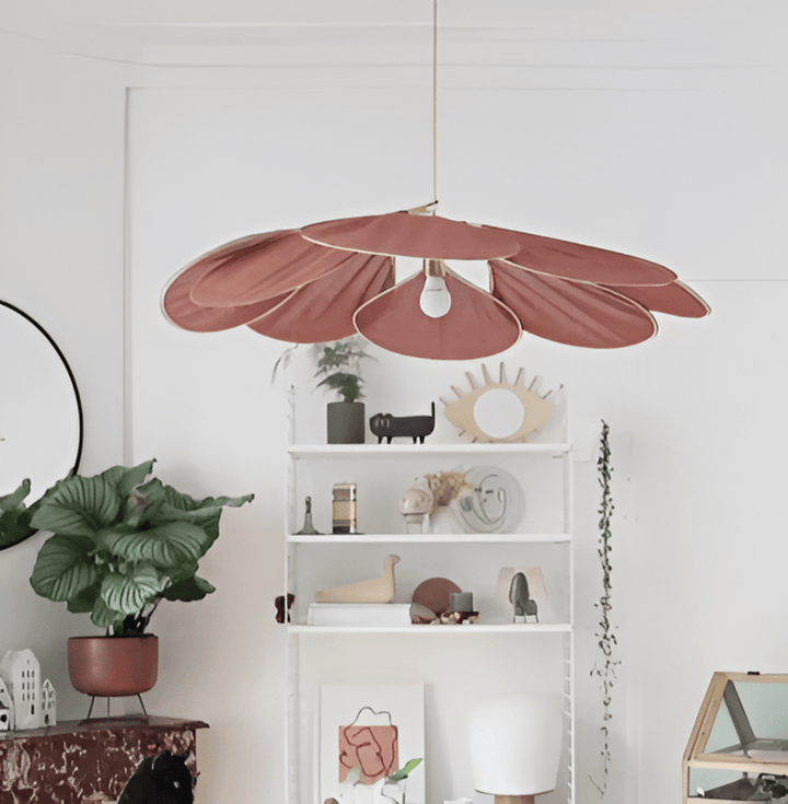 "Blomformad vintage taklampa i tyg med mjukt ljus, idealisk för elegant inredning. Finns i flera färger."