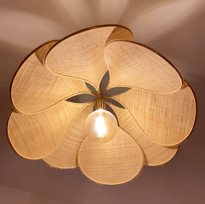 "Blomformad vintage taklampa i tyg med mjukt ljus, idealisk för elegant inredning. Finns i flera färger."
