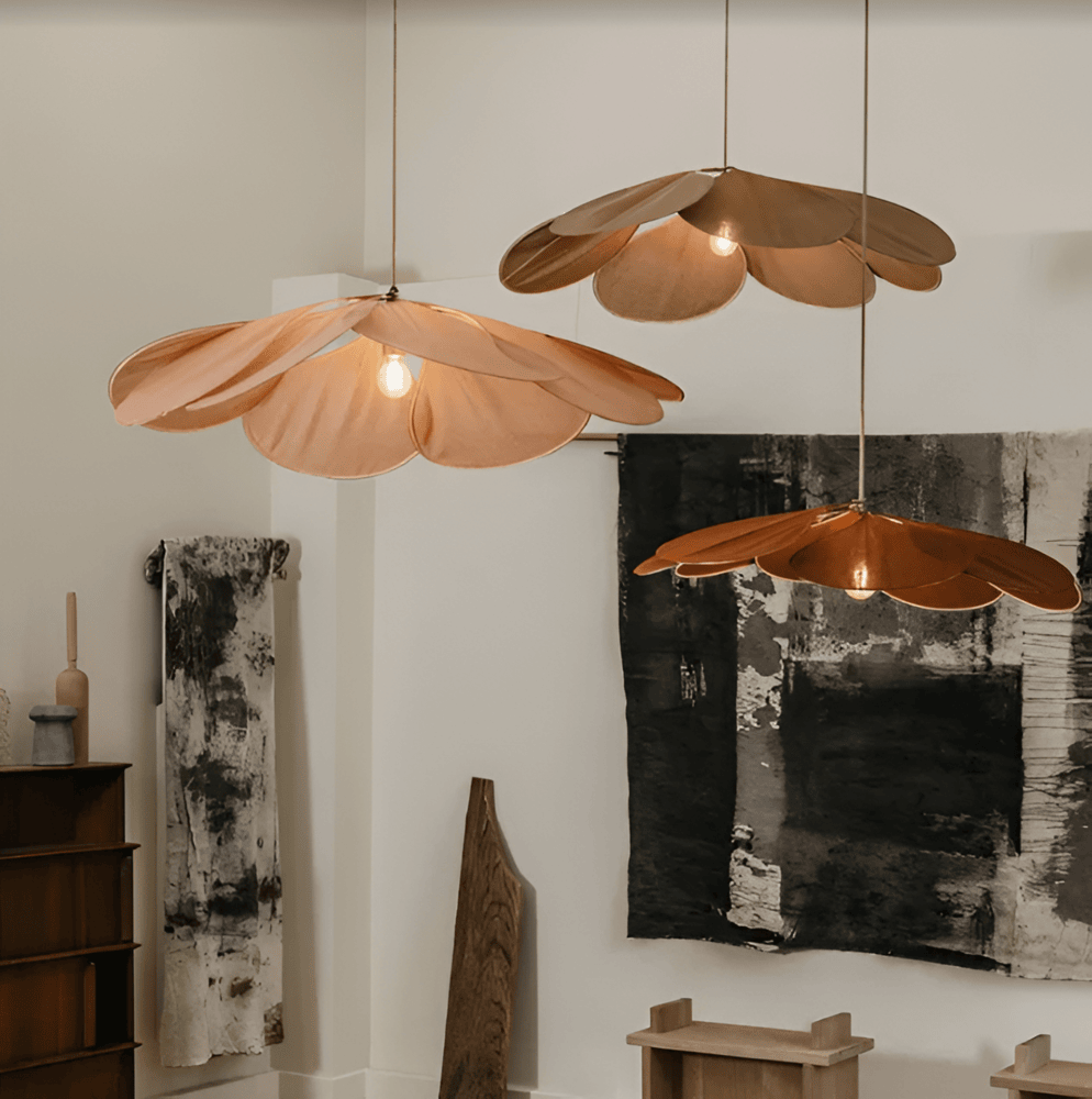 "Blomformad vintage taklampa i tyg med mjukt ljus, idealisk för elegant inredning. Finns i flera färger."