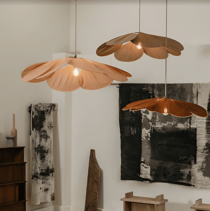 "Blomformad vintage taklampa i tyg med mjukt ljus, idealisk för elegant inredning. Finns i flera färger."