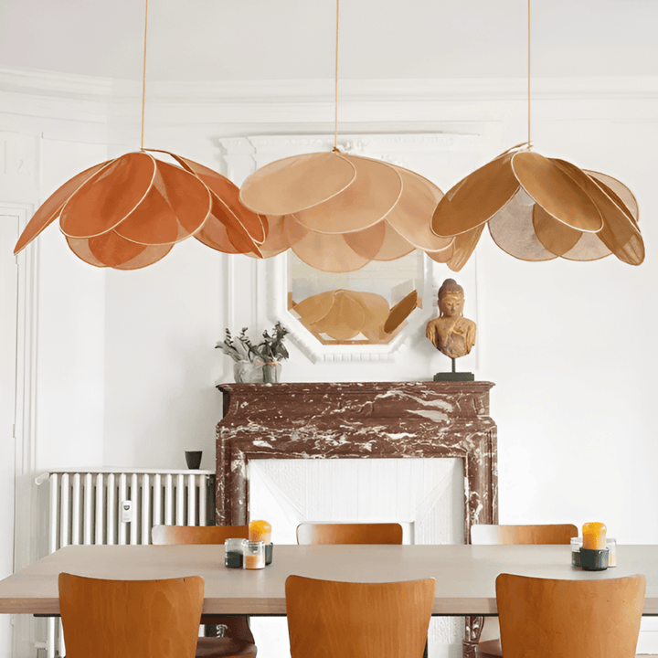 "Blomformad vintage taklampa i tyg med mjukt ljus, idealisk för elegant inredning. Finns i flera färger."