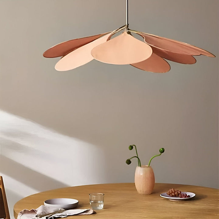 "Blomformad vintage taklampa i tyg med mjukt ljus, idealisk för elegant inredning. Finns i flera färger."