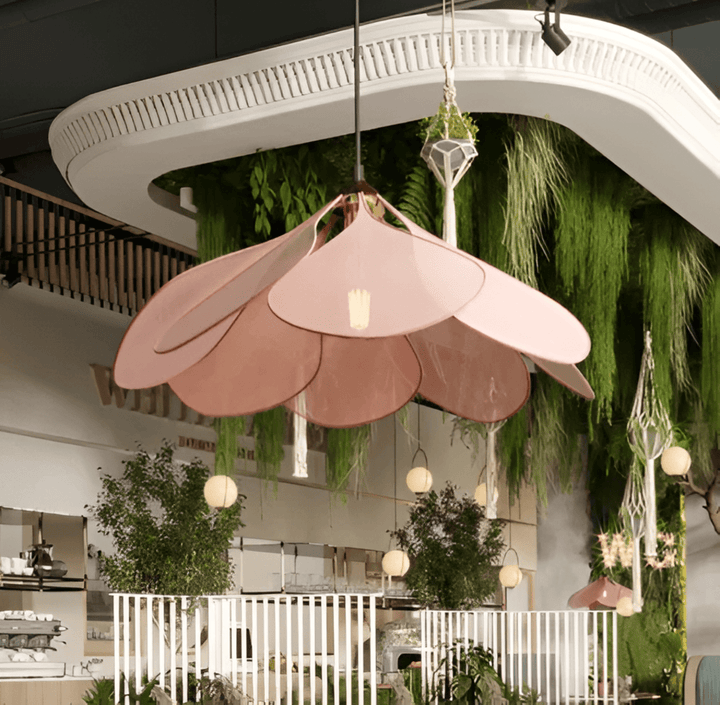 "Blomformad vintage taklampa i tyg med mjukt ljus, idealisk för elegant inredning. Finns i flera färger."