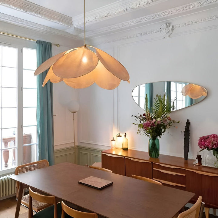 "Blomformad vintage taklampa i tyg med mjukt ljus, idealisk för elegant inredning. Finns i flera färger."