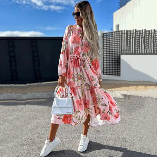 "Blommig midiklänning framifrån, elegant och färgglad, perfekt både för fest och vardag."