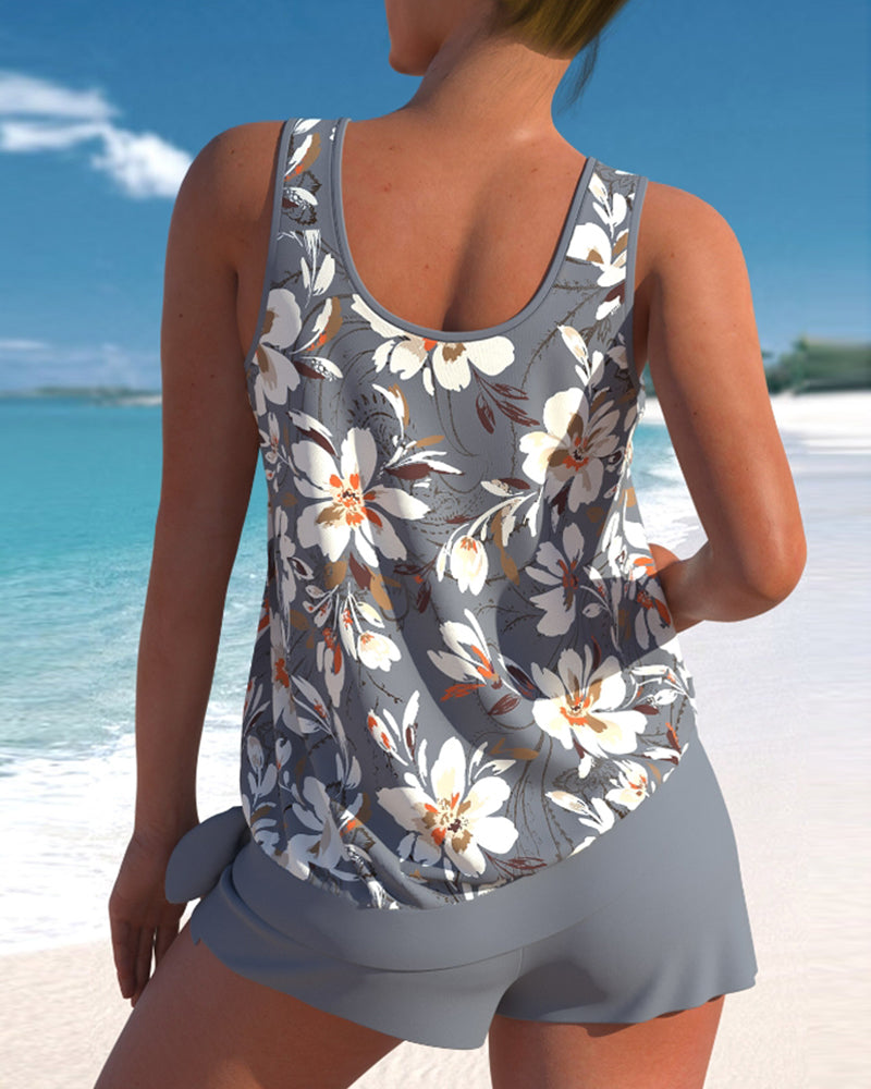 Blommigt dam tankini set med ärmlöst linne och shorts, perfekt för stranden, kombinerar stil och komfort.