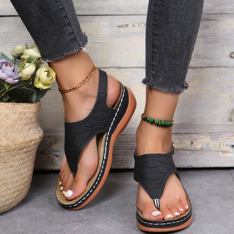 "Boho-chic sandaler med svarta remmar, lövmönster, ortopediska sulor, träsula, för stil och komfort."