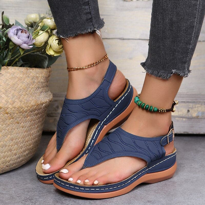 "Boho-chic sandaler med svarta remmar, lövmönster, ortopediska sulor, träsula, för stil och komfort."