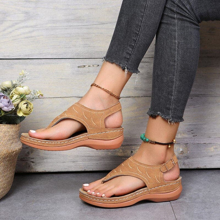 "Boho-chic sandaler med svarta remmar, lövmönster, ortopediska sulor, träsula, för stil och komfort."