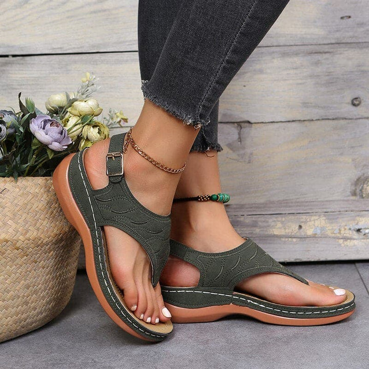 "Boho-chic sandaler med svarta remmar, lövmönster, ortopediska sulor, träsula, för stil och komfort."