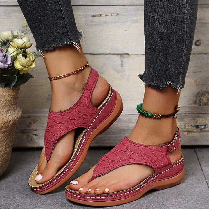 "Boho-chic sandaler med svarta remmar, lövmönster, ortopediska sulor, träsula, för stil och komfort."