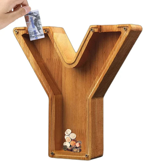 "Bokstavsformad trä-spargris med glasfront, perfekt för barnrum, med lekfull och personlig design."