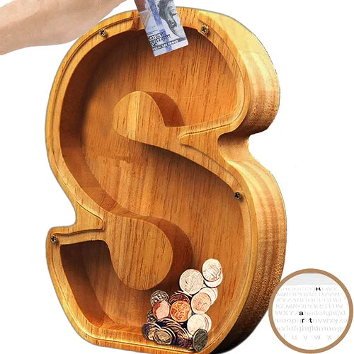 "Bokstavsformad trä-spargris med glasfront, perfekt för barnrum, med lekfull och personlig design."