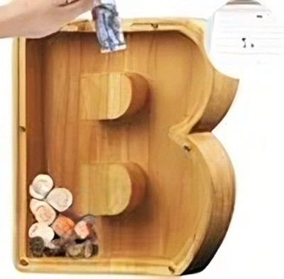 "Bokstavsformad trä-spargris med glasfront, perfekt för barnrum, med lekfull och personlig design."