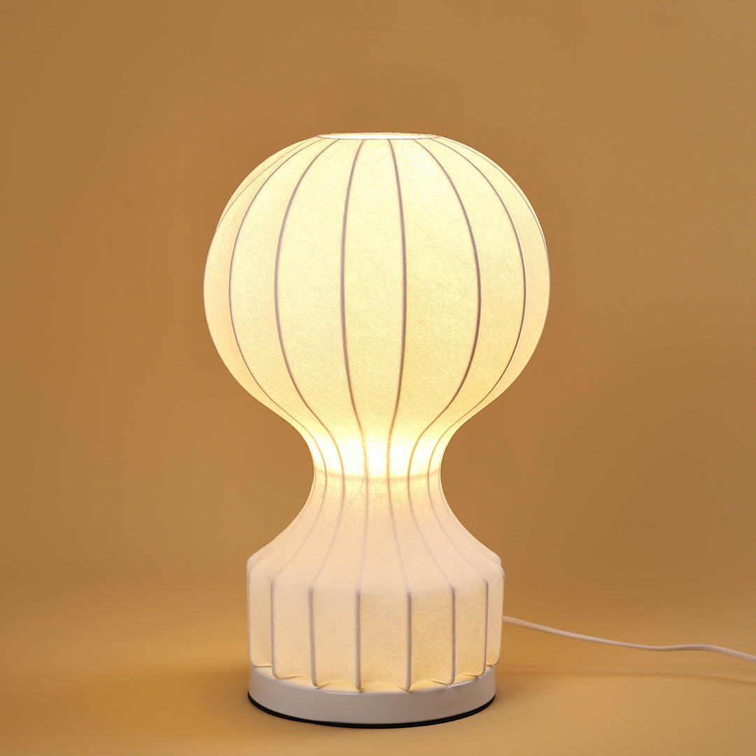 "Bordslampa Luftballong, organisk design, varm belysning, stålram, för moderna och klassiska interiörer."