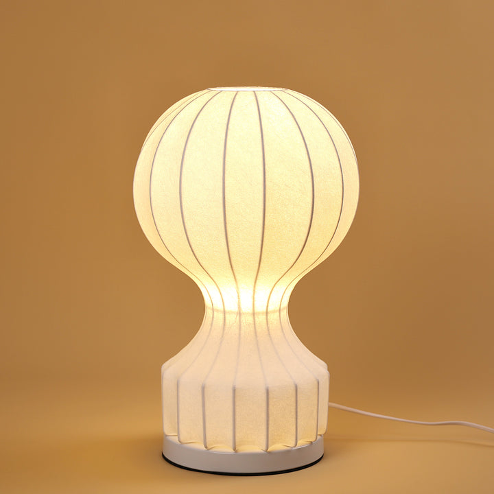 "Bordslampa Luftballong, organisk design, varm belysning, stålram, för moderna och klassiska interiörer."