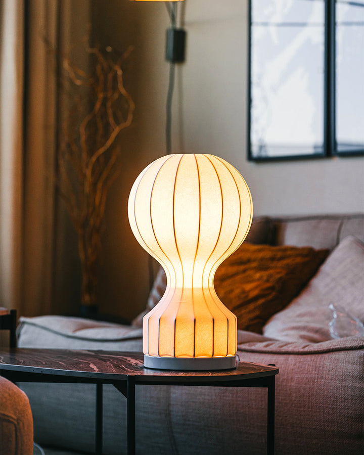 "Bordslampa Luftballong, organisk design, varm belysning, stålram, för moderna och klassiska interiörer."