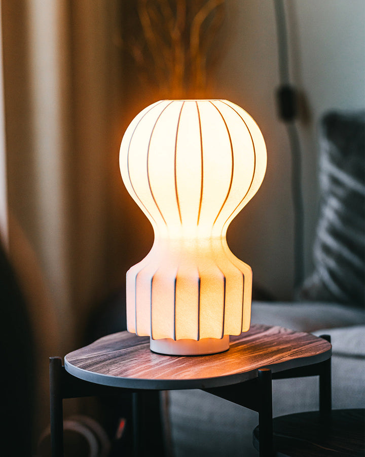 "Bordslampa Luftballong, organisk design, varm belysning, stålram, för moderna och klassiska interiörer."