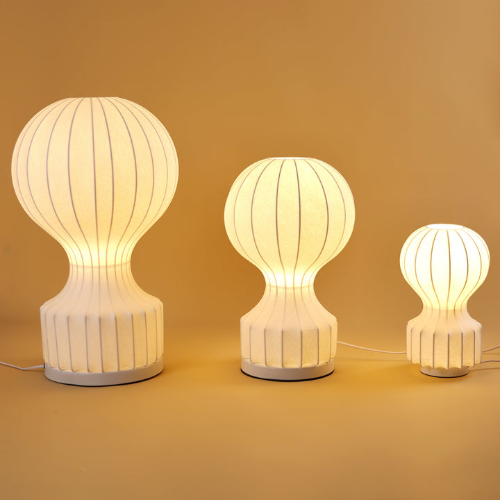 "Bordslampa Luftballong, organisk design, varm belysning, stålram, för moderna och klassiska interiörer."