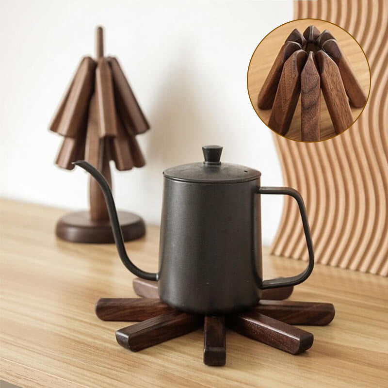 "Bordsmatta i svart valnötsträ, värmeisolerande, elegant design, i köket, hållbar naturprodukt."
