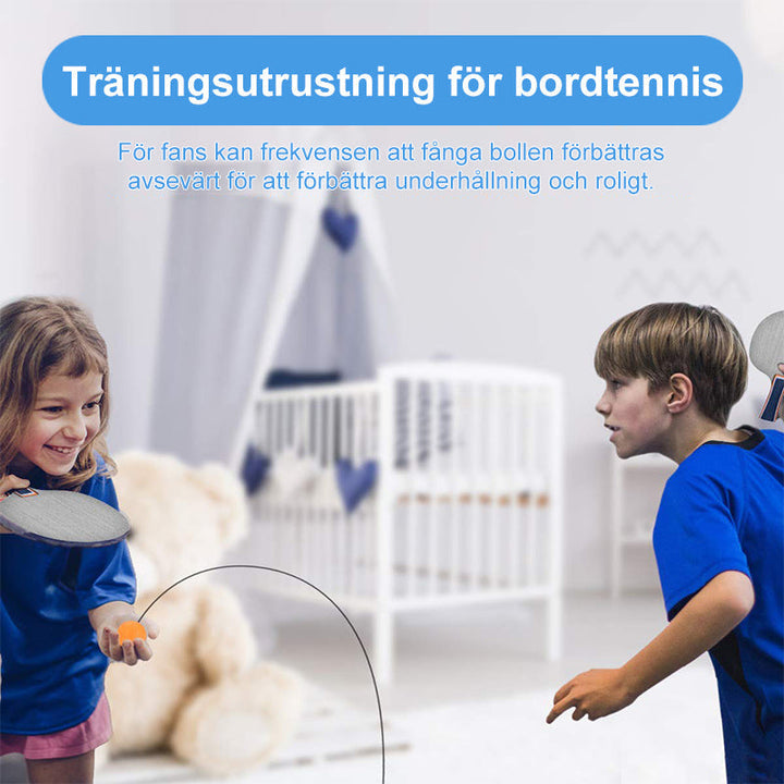"Bordtennistränare i användning för hemmafamilj, flexibel och hållbar design, perfekt för inomhus- och utomhuslek."