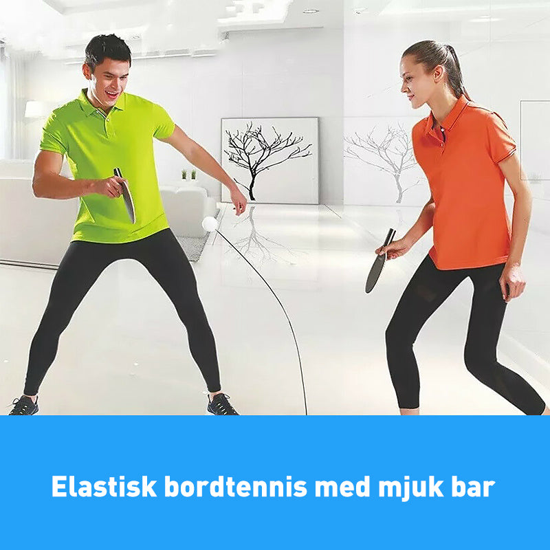 "Bordtennistränare i användning för hemmafamilj, flexibel och hållbar design, perfekt för inomhus- och utomhuslek."